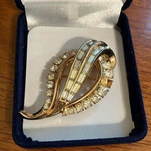 Gorgeous mid century rhinestone brooch; slightly imperfect.